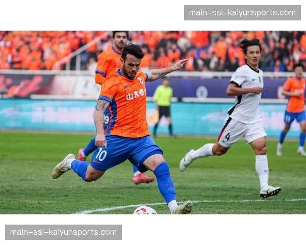 【2026年4月中超联赛·赛中·花絮场边花絮：小球迷高举应援板，山东泰山进球后球员集体指向看台