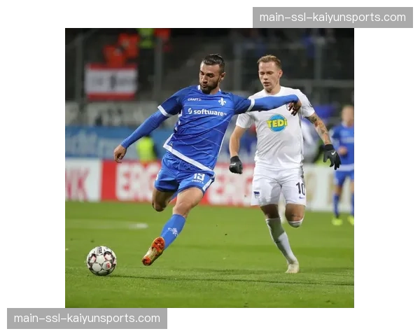 柏林赫塔俱乐部举办大型社区足球节,吸引超五千名市民参与 柏林赫塔俱乐部举办大型社区足球节,吸引超五千名市民参与