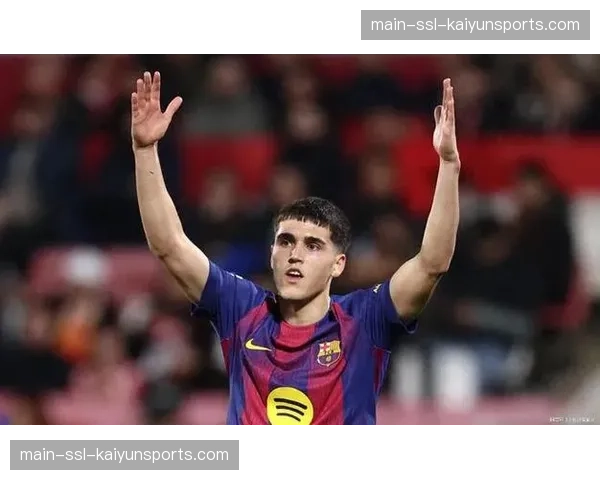 特写:进球后,巴萨小将库巴西跑向场边与哈维紧紧相拥 特写:进球后,巴萨小将库巴西跑向场边与哈维紧紧相拥